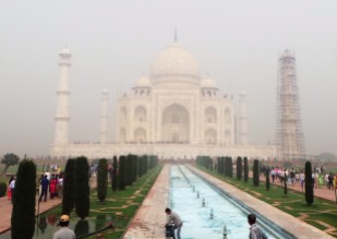 Taj Majal on a foggy day